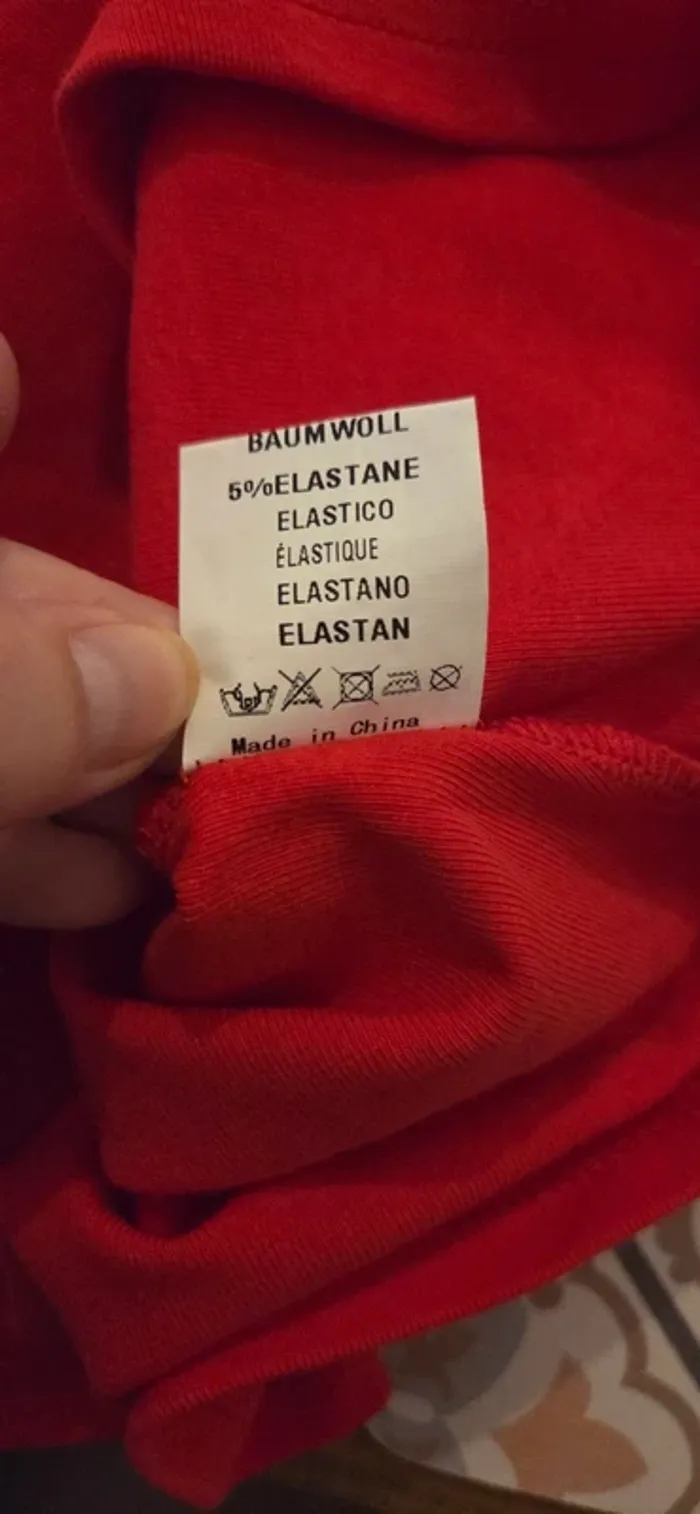 Haut rouge élégant avec dentelle ajourée – Taille M/L - photo numéro 10