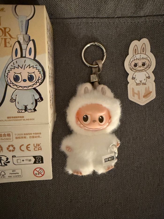 Labubu pin for love officiel - photo numéro 2