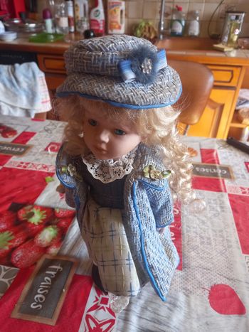 Poupée en porcelaine 