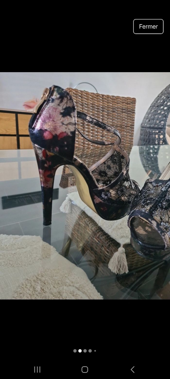 Très jolie chaussure à ton semelle compensée - photo numéro 2