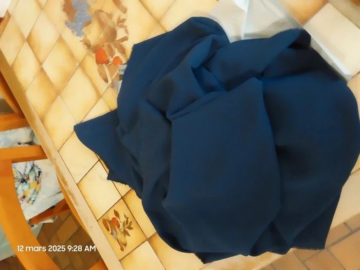 Coupon de 1.40 m x 1.40 m Tissu crêpe de polyester marine - Mondial Tissus - photo numéro 5