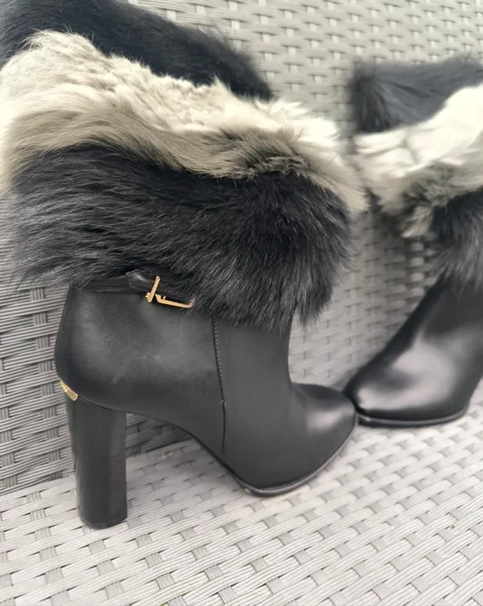 Bottes mi hautes fourrure femme Burberry Taille 40.5 - photo numéro 2