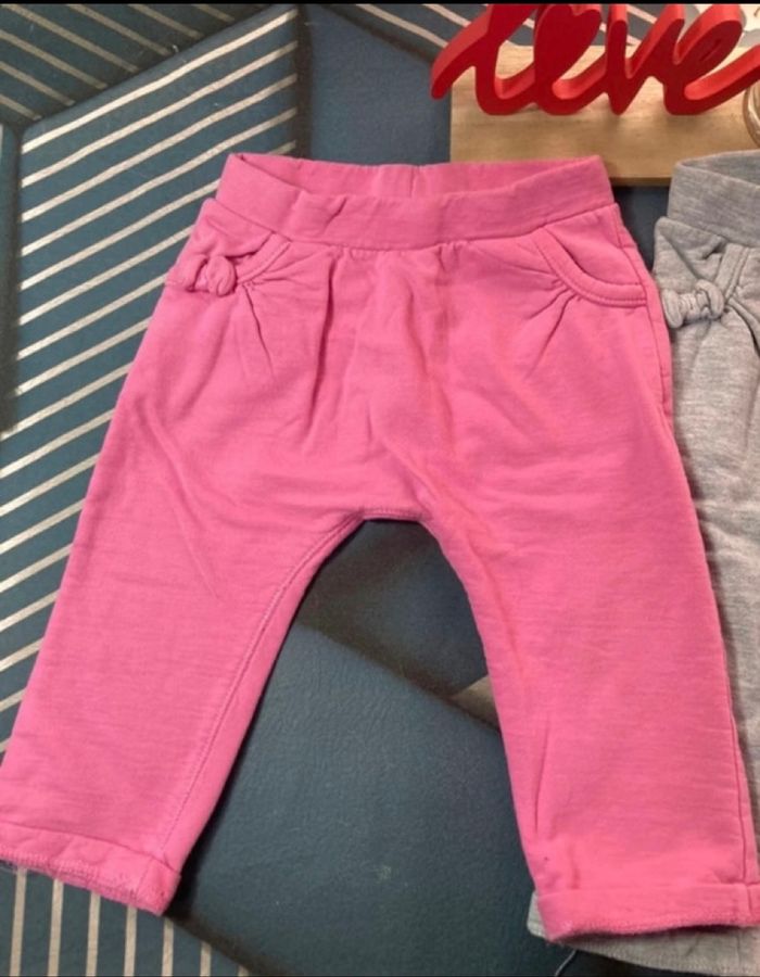 2 pantalons C&A - taille 80 cm - photo numéro 2