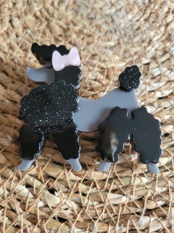 Broche caniche noir nœud rose
