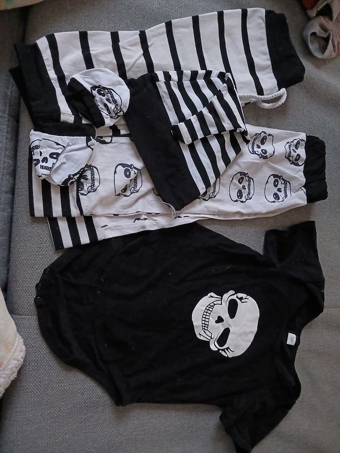 Ensemble comprenant un bodie, 2 bas, 1 bonnet 100 cm