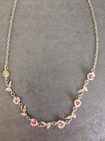 Collier ras du cou fleurs roses 🌹