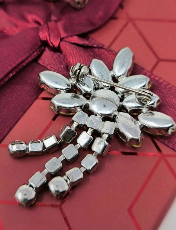Parure vintage – Broche fleur & boucles d’oreilles pendantes en métal argenté et strass - photo numéro 3