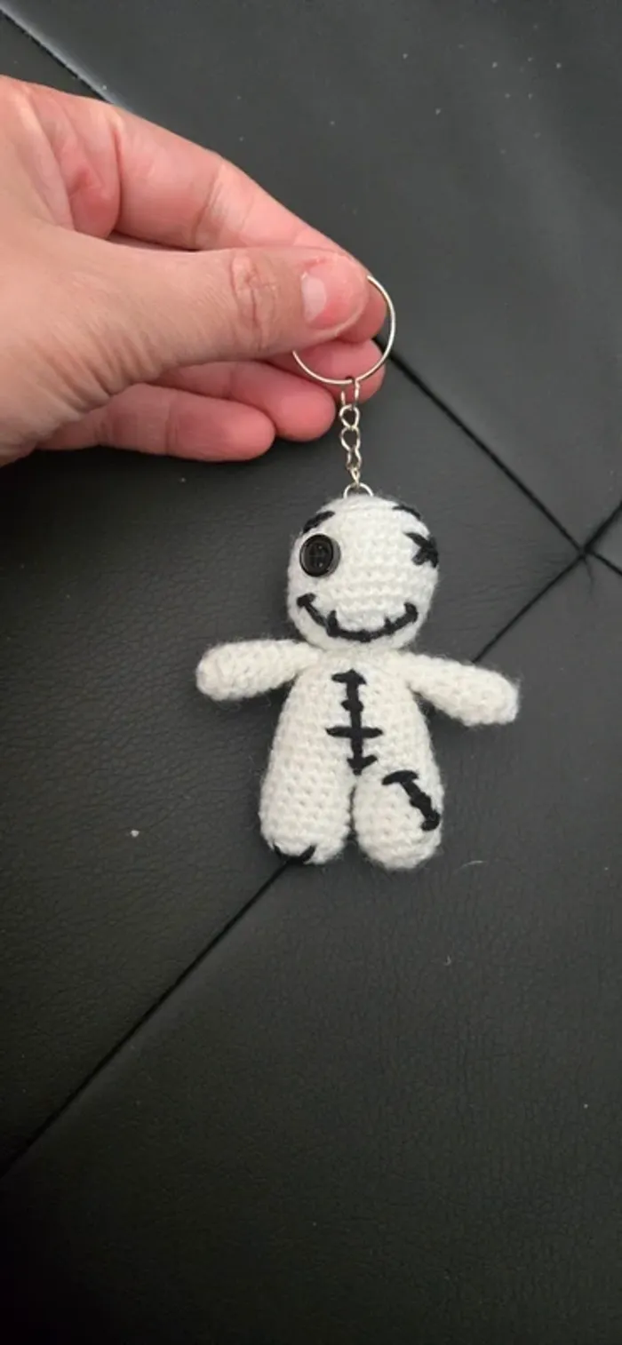 Porte clef amigurimi zombie noir et blanc neuf - photo numéro 6