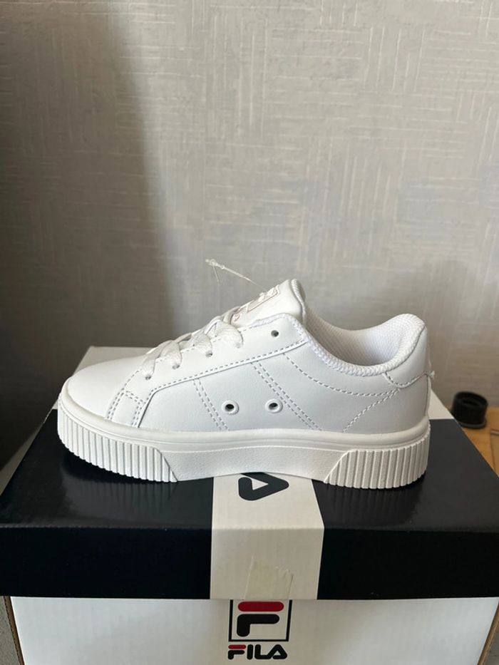 Baskets fila blanches vernies 28 - photo numéro 3