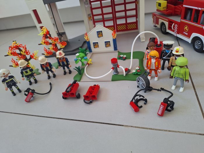 Playmobil pompiers, caserne, maison en feu, camion... - photo numéro 3