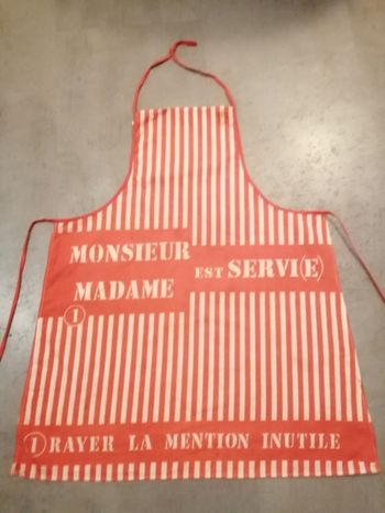 tablier rouge et blanc