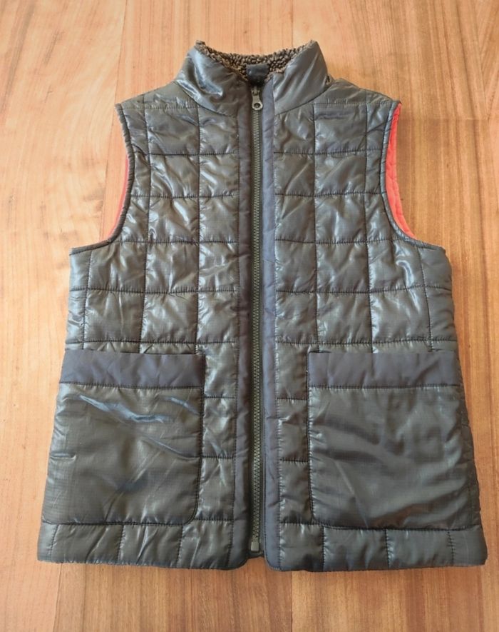 Lot de 5 vêtements garçon taille 10 ans 
1 chemise tape à l'oeil très bon état 
1 chemise El flamenco très bon état 
1 gilet Okaïdi très bon état 
1 veste sans manches Okaïdi neuf 
1 sweat Kiabi neuf - photo numéro 5