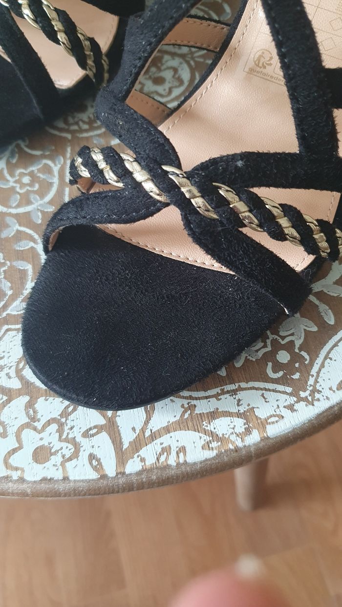 Jolies sandales noir et doré - photo numéro 4