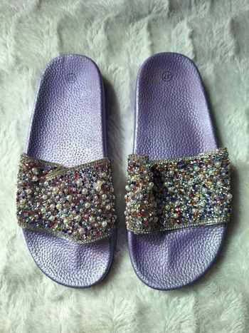 Claquettes lila à perles multicolore