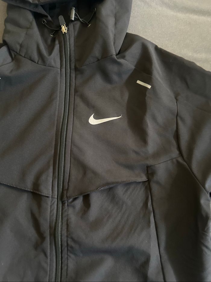 Une  Veste Nike Running porter une seule fois. Bon état. - photo numéro 2