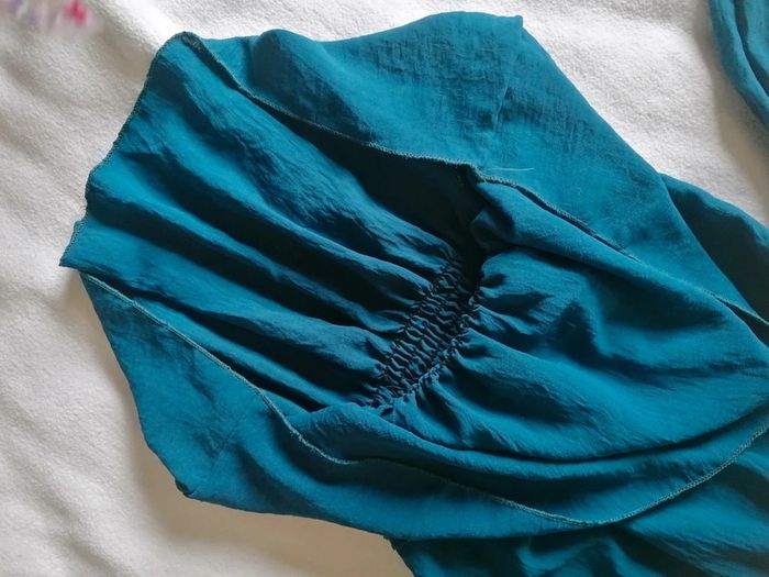 T-shirt bleu roi épaule dénudé - photo numéro 4