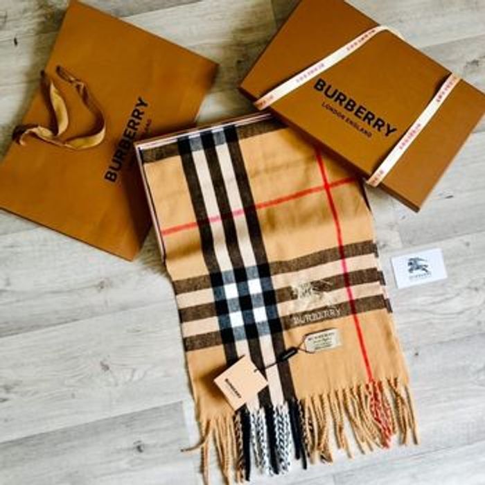 Écharpe Burberry cachemire 185×40 cm – Neuve