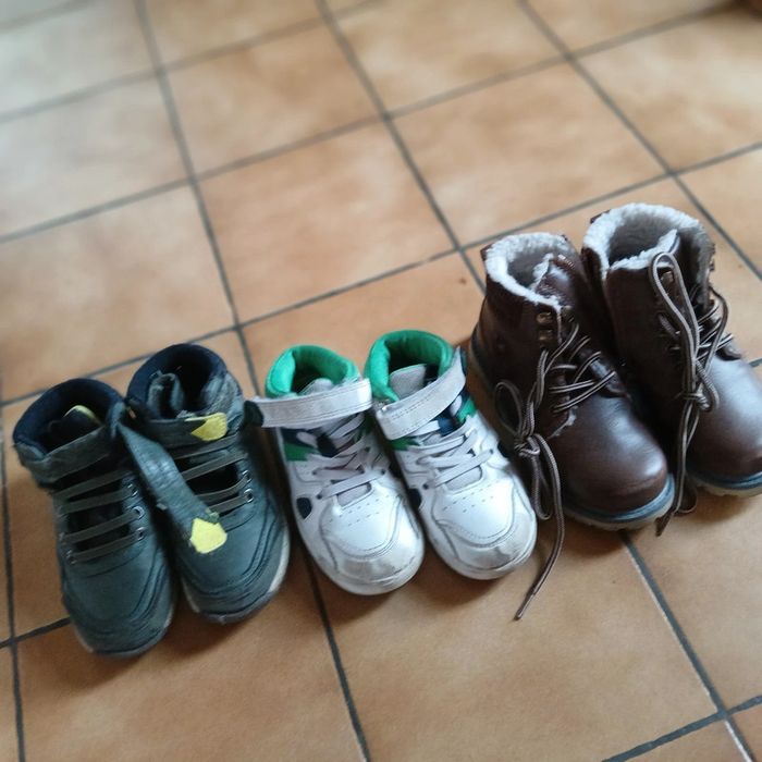 Lot paires de chaussures enfant