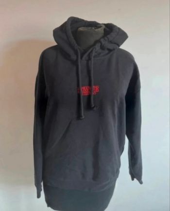 Pull à capuche Stranger Thing taille M de chez Jennyfer en très bon état
