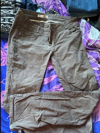 Pantalon style velours taille 40 marque cache cache
