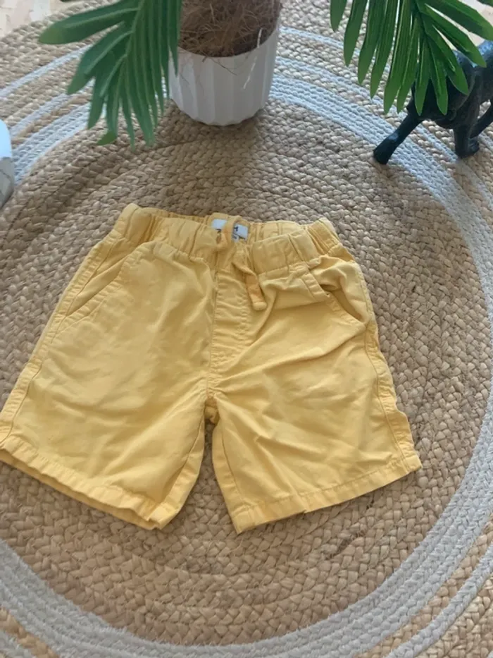 Short jaune - photo numéro 2