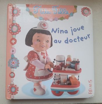 Nina joue au docteur