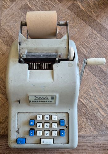 Ancienne Machine à calculer G.Inzadi Bon Etat