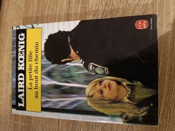 Livre : la petite fille au bout du chemin 