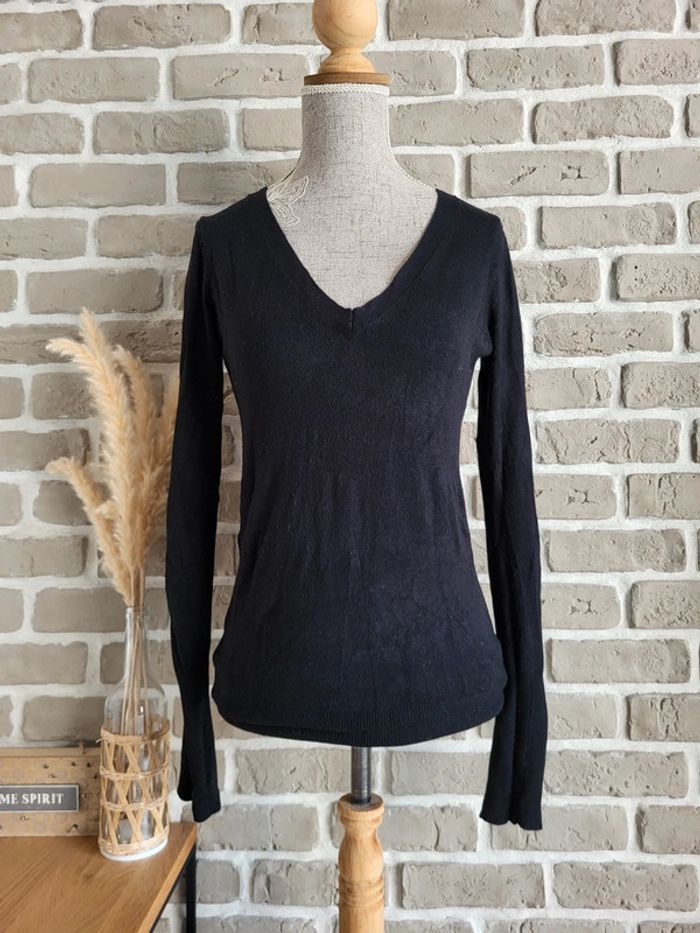 Pull col V noir Zara boutonné aux poignets