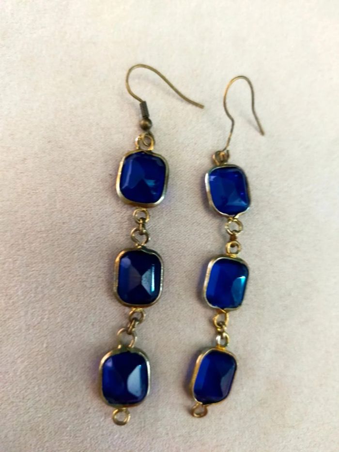 Boucles d’oreilles pendantes dorées & pierres effet verre bleu saphir – Chic intemporel - photo numéro 6