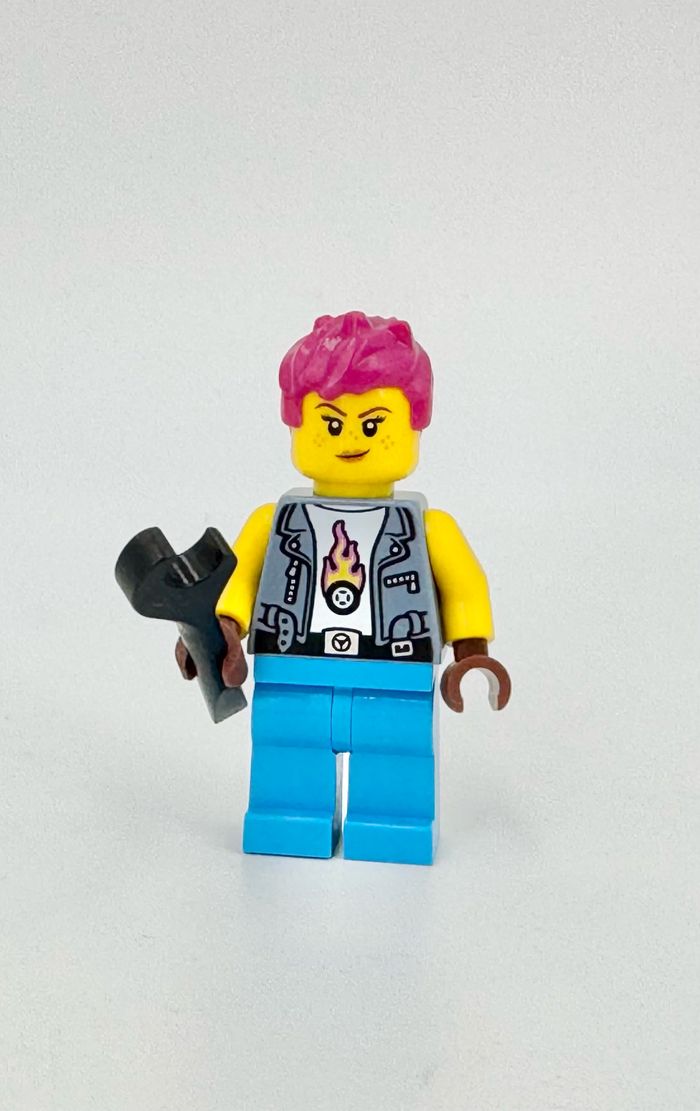 Lego Figurines City : La Mécanicienne (visage double expression) - NEUF - photo numéro 2