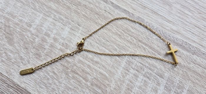 Bracelet fantaisie doré avec petite croix