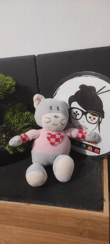 Peluche doudou Chat  gris rose rouge coeur Ajena beige carré carreaux