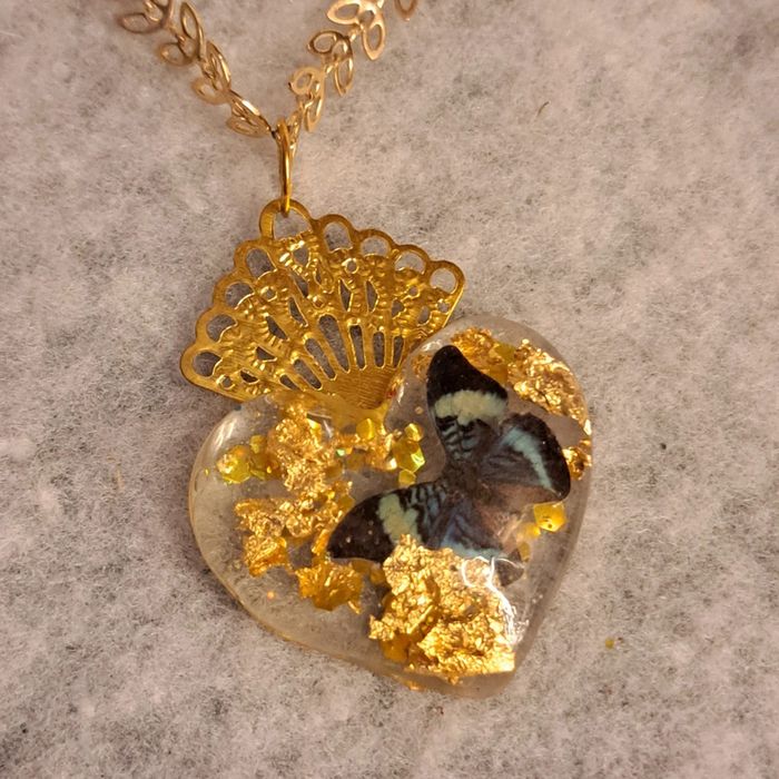 Collier chainette doré avec pendentif cœur résine - photo numéro 4