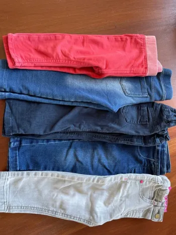 Lot de 5 jeans taille 18 mois très bon état