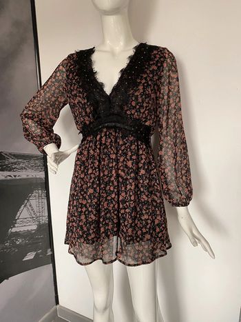 Robe courte fleurie et dentelle