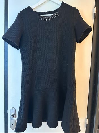Robe tunique noire bec bijoux de col