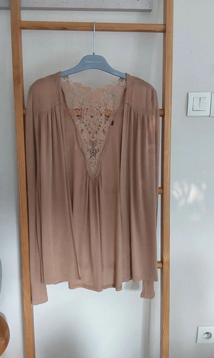 Gilet beige avec une jolie guipure de dentelle en coton dans le dos .
T 34 - photo numéro 7