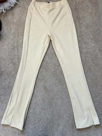 Pantalon beige a fente sur les cotés