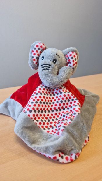 Doudou plat Éléphant rouge et gris KNAX