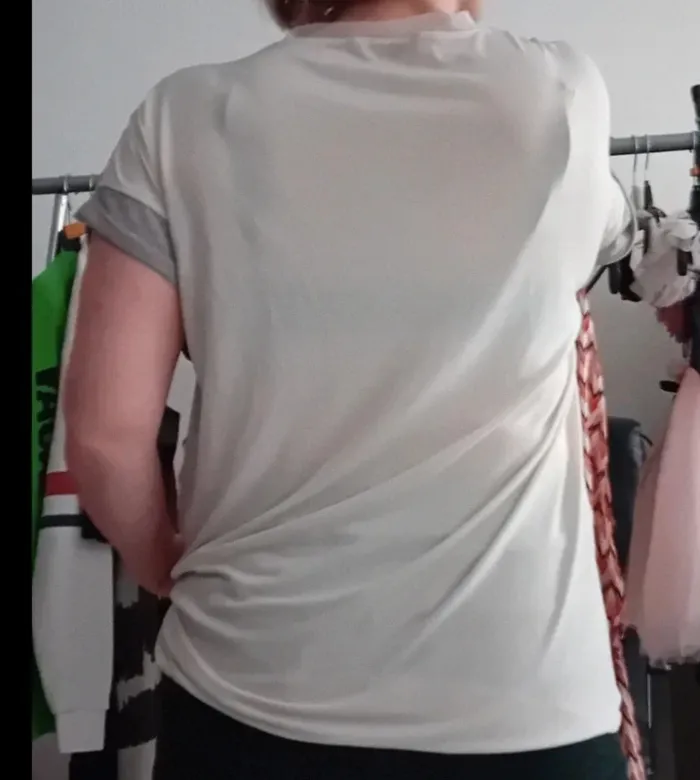 Joli Tee-shirt gris ajouré taille 38 - photo numéro 2