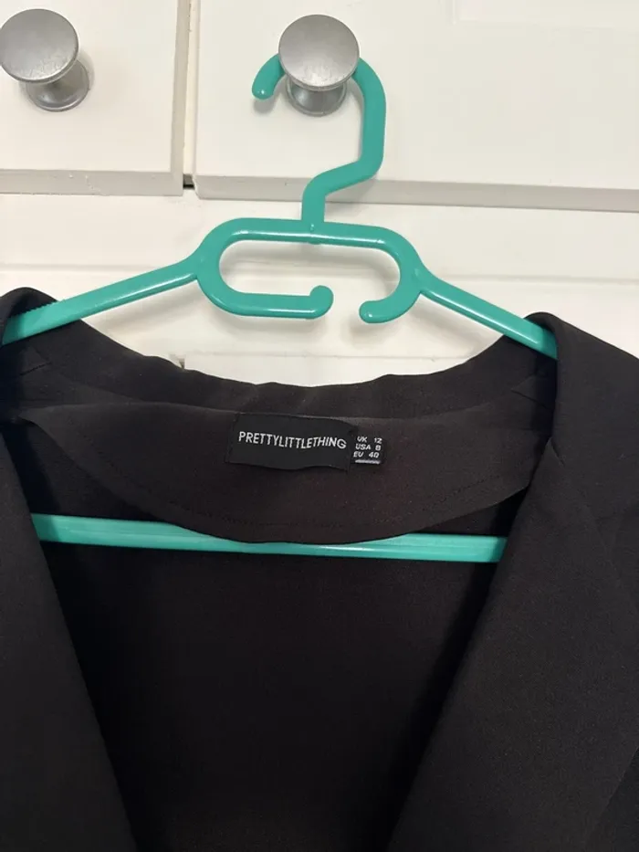 Robe blazer noire ceinturée à volants à la taille - photo numéro 3