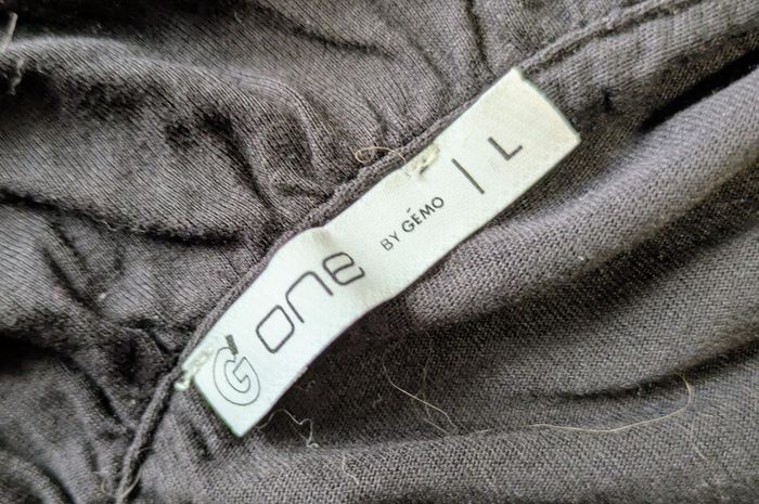 Joli haut avec une bretelle froufrous Gémo Taille 40 noir très bon état - photo numéro 2