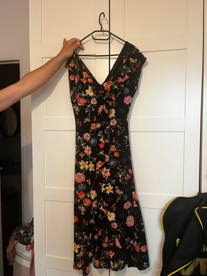 Superbe robe longue noire à fleurs - photo numéro 2
