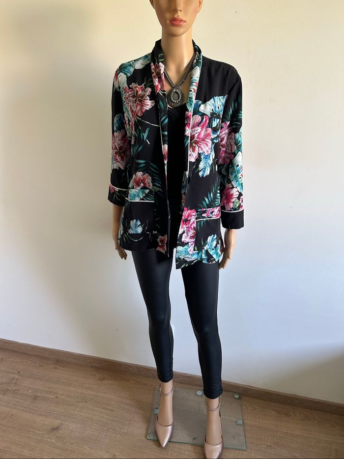 Veste légère noire et fleurie Morgan taille 40 jamais portée - photo numéro 3