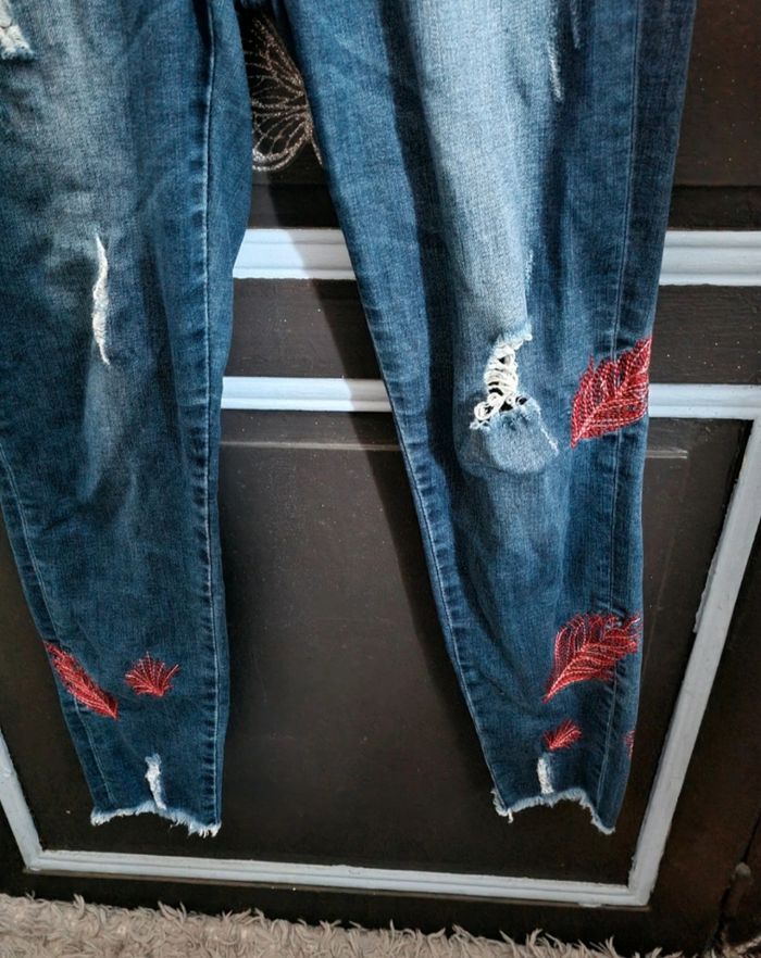 Jeans trouée avec broderie taille 38 - photo numéro 3