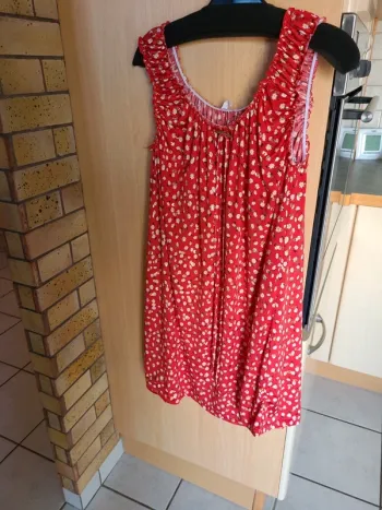 Tunique robe à bretelles rouge et dorée