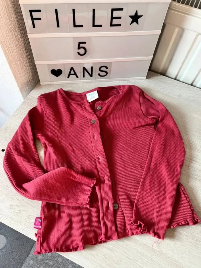 Gilet couleur framboise Boboli jolis détails 5 ans