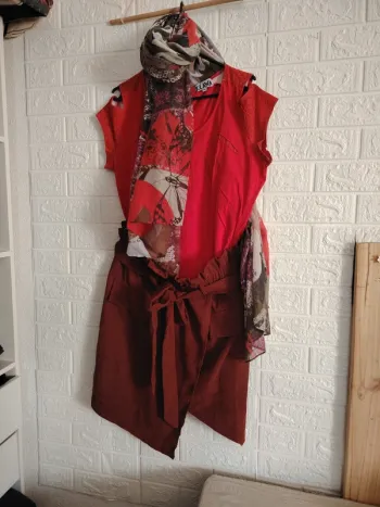Ensemble 3 pièces femme, jupe, tee-shirt et foulard
