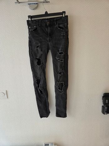 Jean skinny troué aux jambes noir assez moulant Taille haute